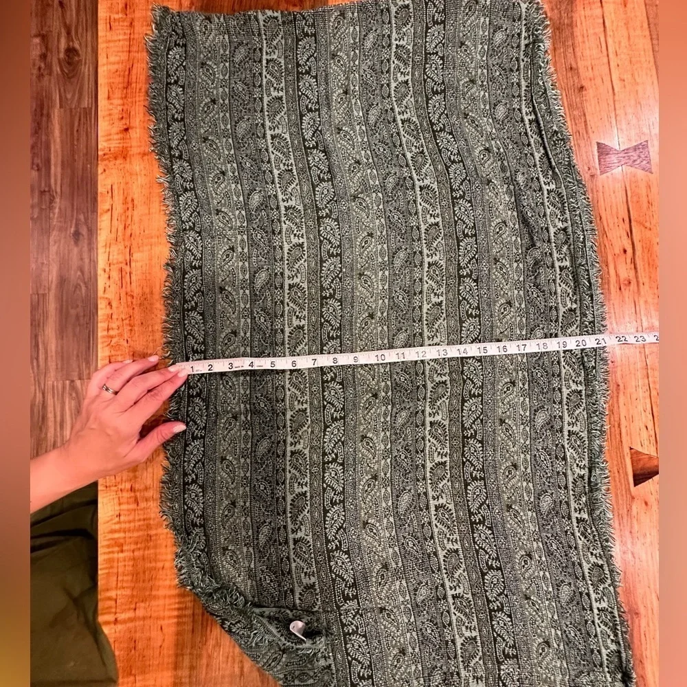 EUC infinity green Peisley  scarf